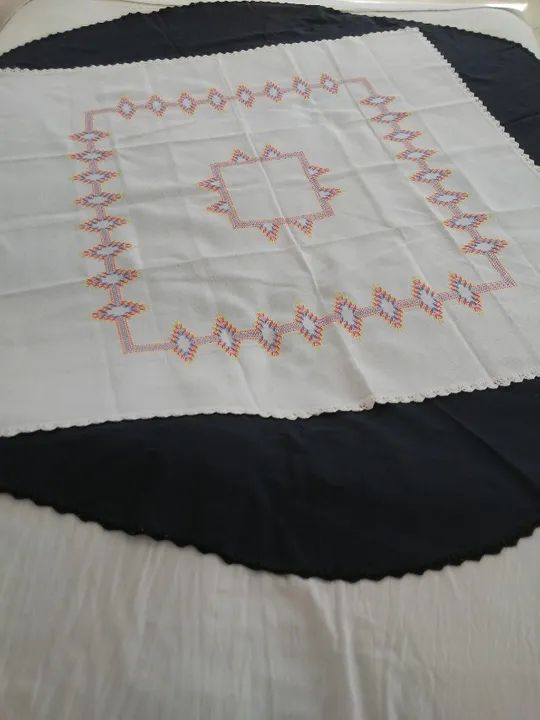 Toalha de Mesa Pequena Bordada a Mão em Ponto Vagonite.
