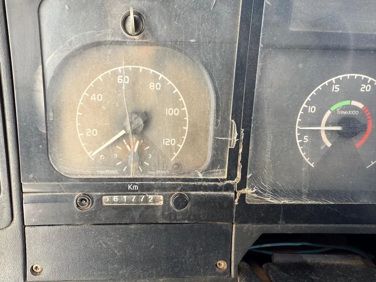 Caminhão caçamba Volvo 260 ano 2011 - Foto 10