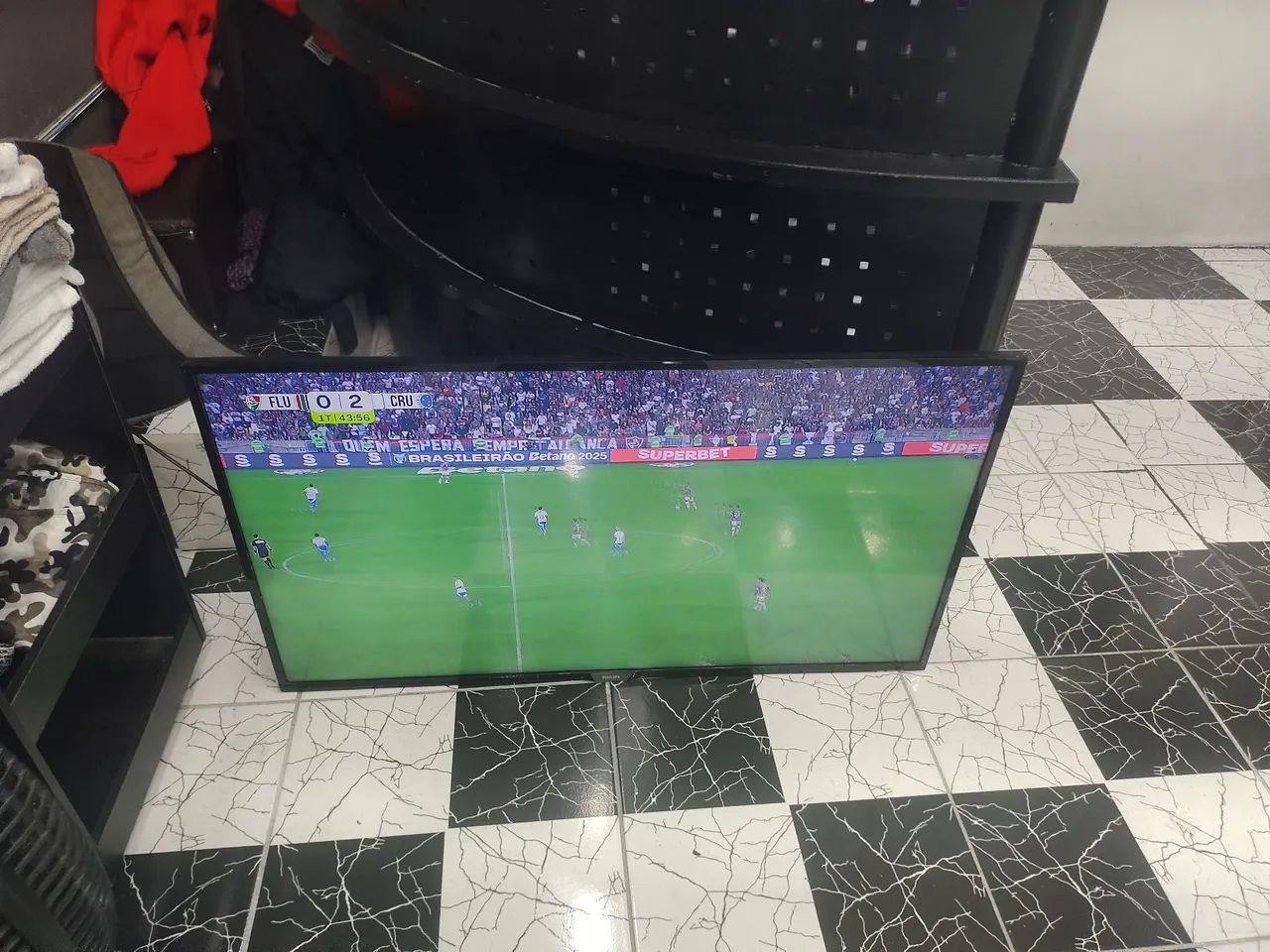 Vendo Smartv philips 43 polegadas top de linha com Wi-Fi integrado R$ 1200,00 - Foto 4