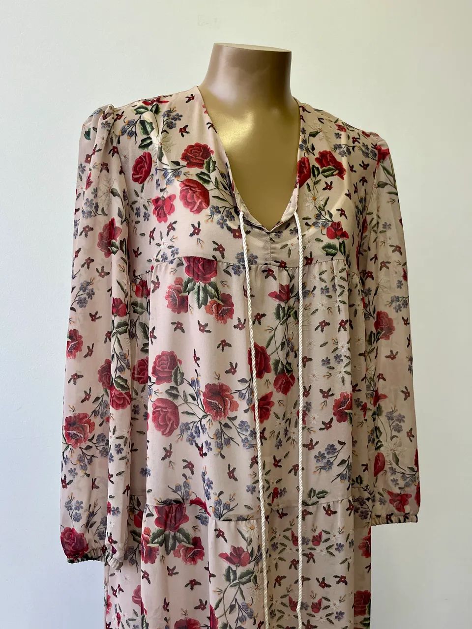 Belo vestido Floral Amaro midi, com anágua