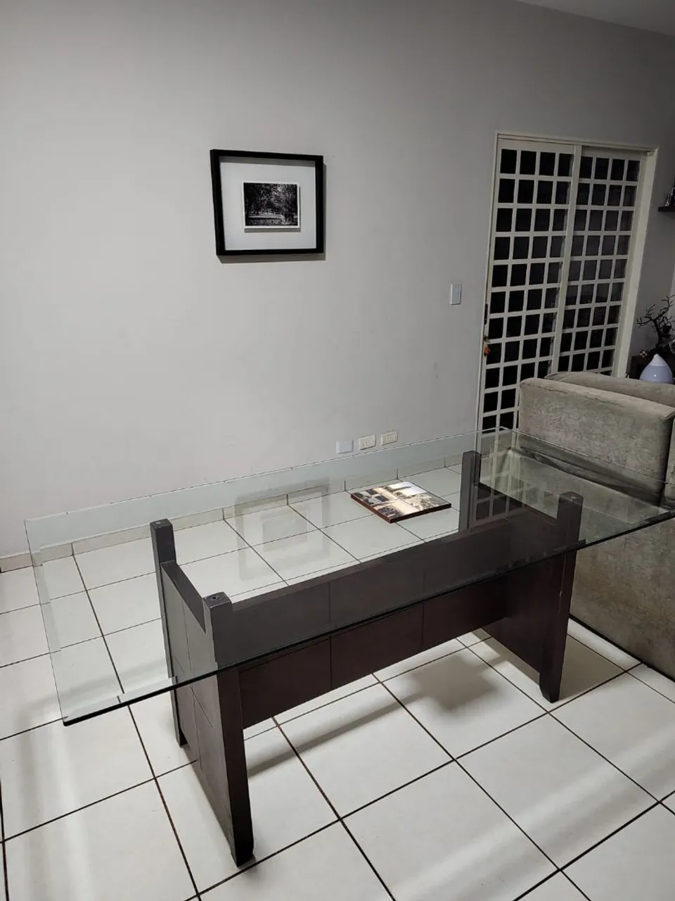 Mesa de Jantar com Tampo de Vidro e Base Amadeirada