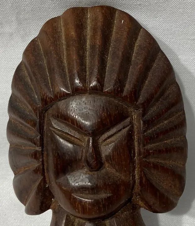  Antiga e Belíssima escultura em jacarandá, representando figura indígena - Foto 5