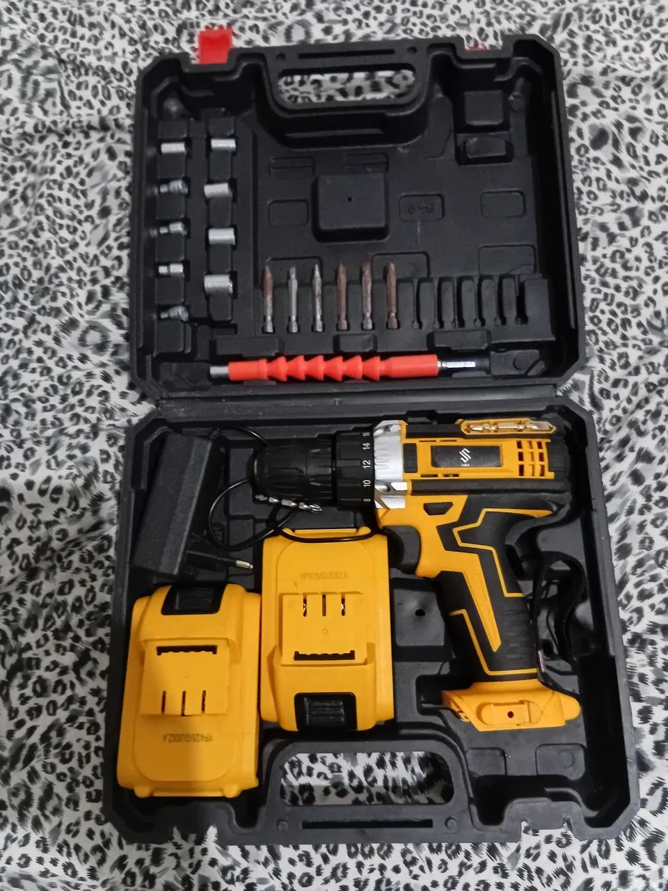 Vendo uma parafusadeira completa64840794068739121