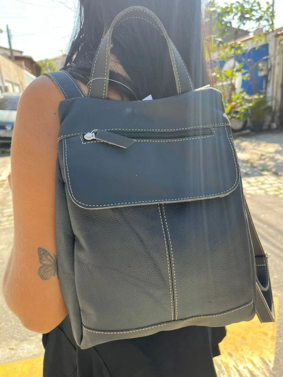 Mochila de Couro Preta Elegante e Espaçosa - Foto 2
