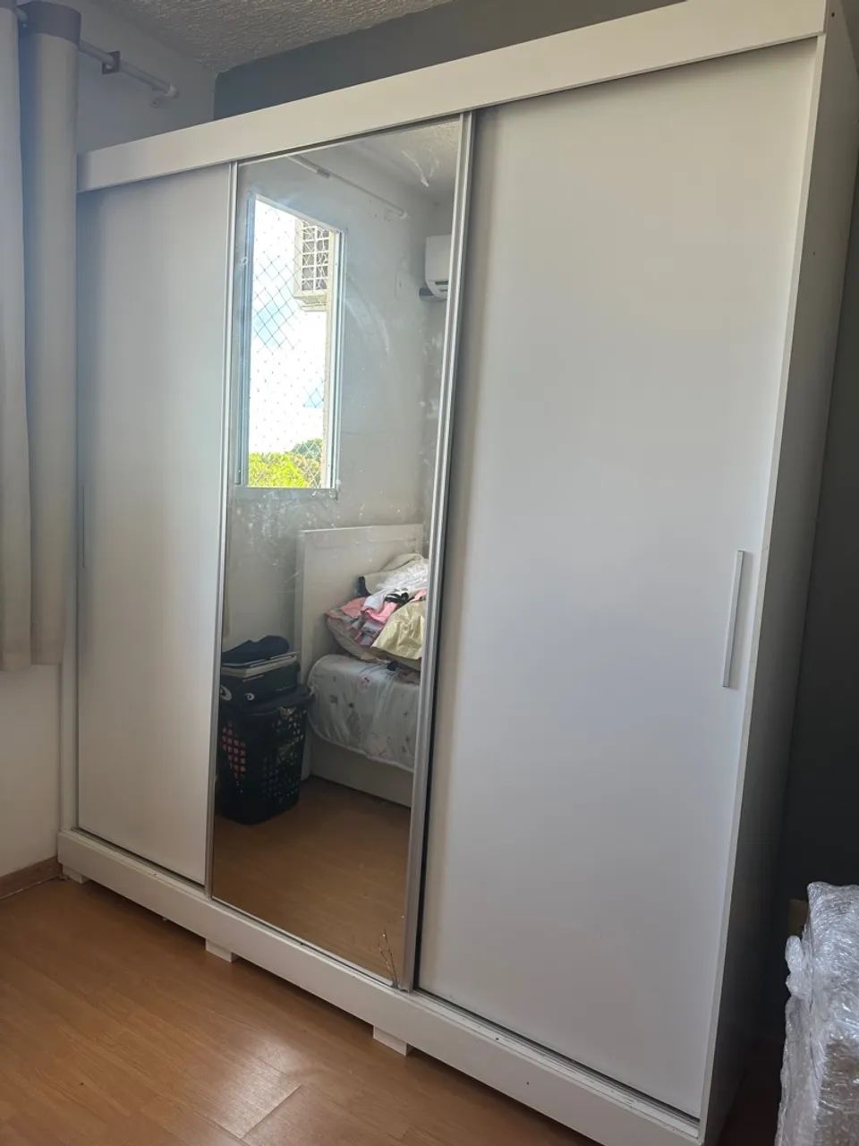Guarda-Roupa branco de correr com espelho