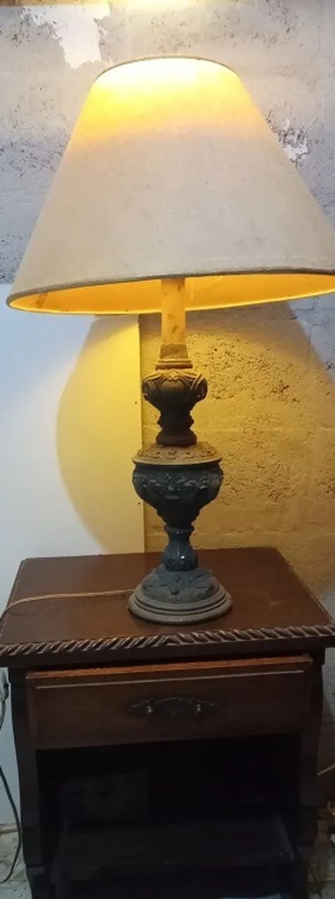 Antigo e raro abajur em bronze ricamente decorado em baixo relevo
