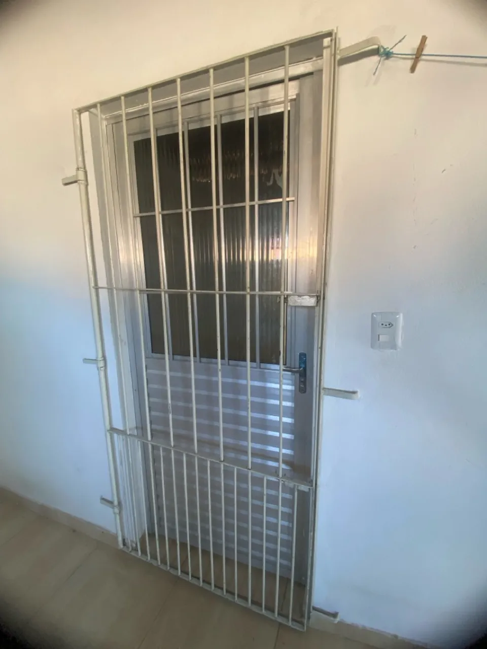 ALUGA OU VENDE-SE (1 quarto)