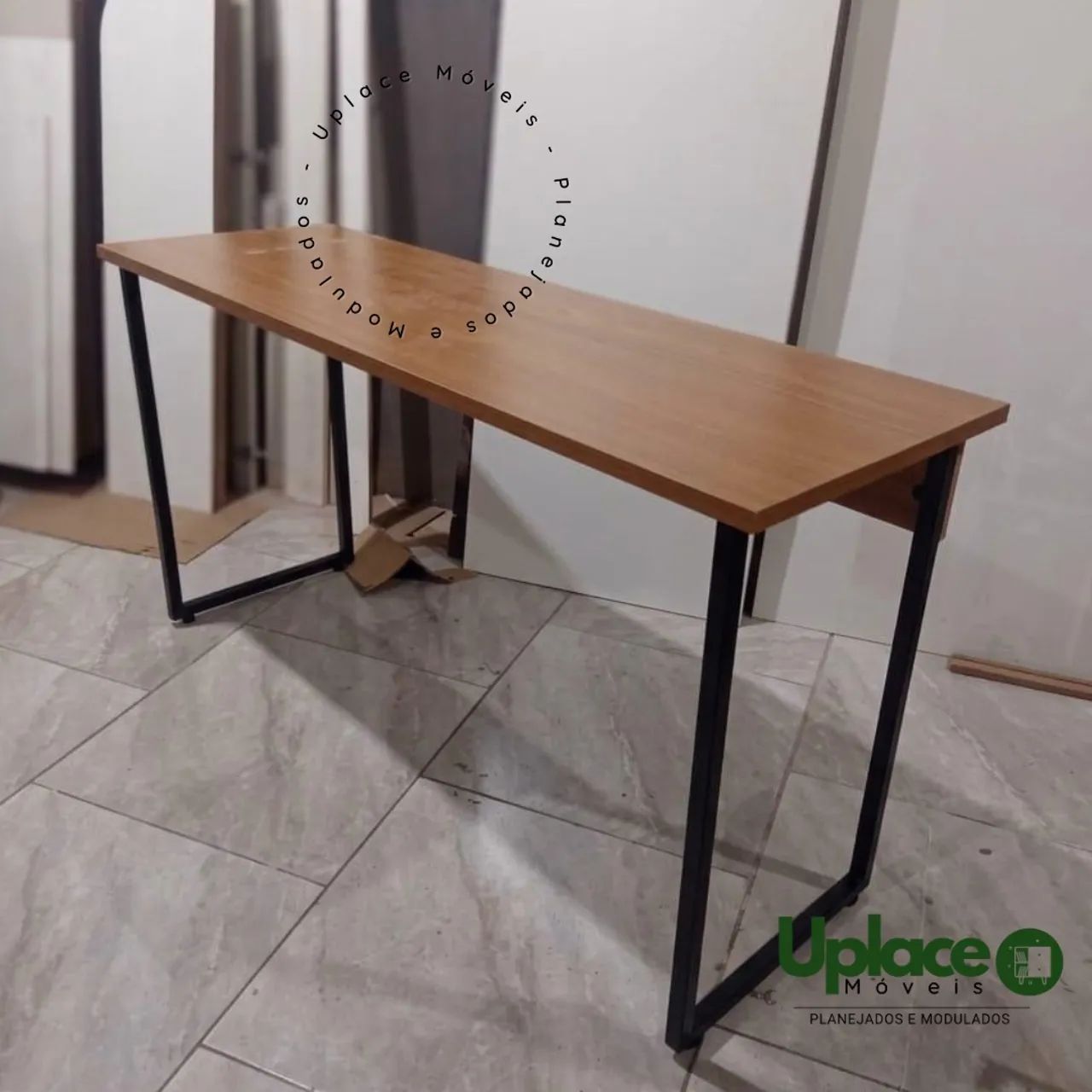 Mesa industrial com tampo em MDF 
