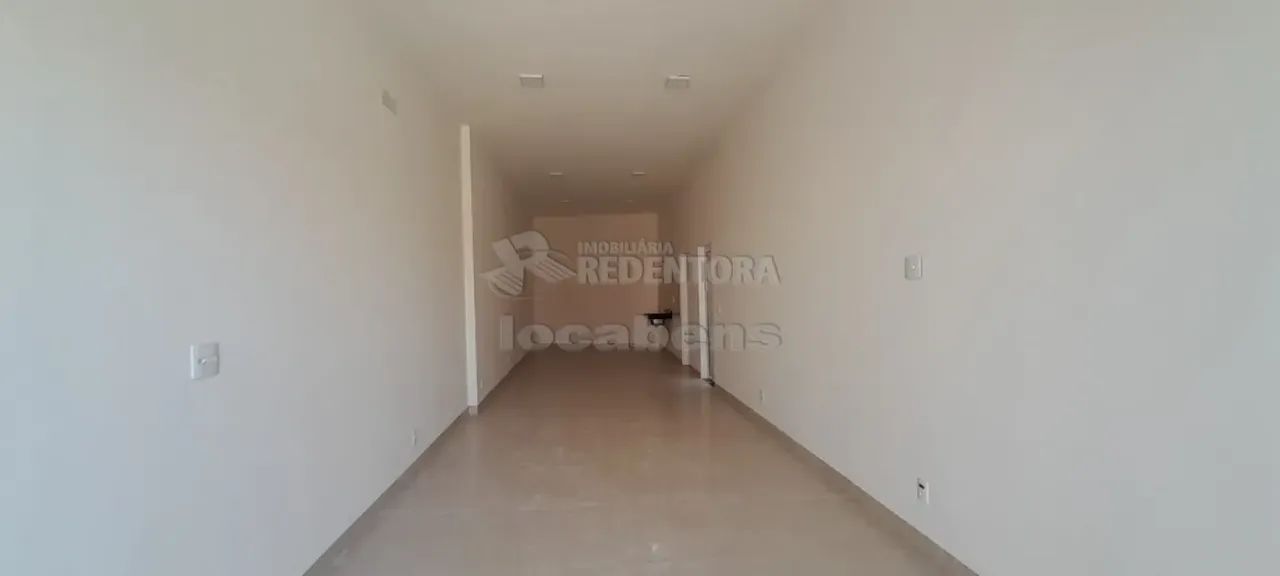 Sala comercial e banheiro com acessibilidade
