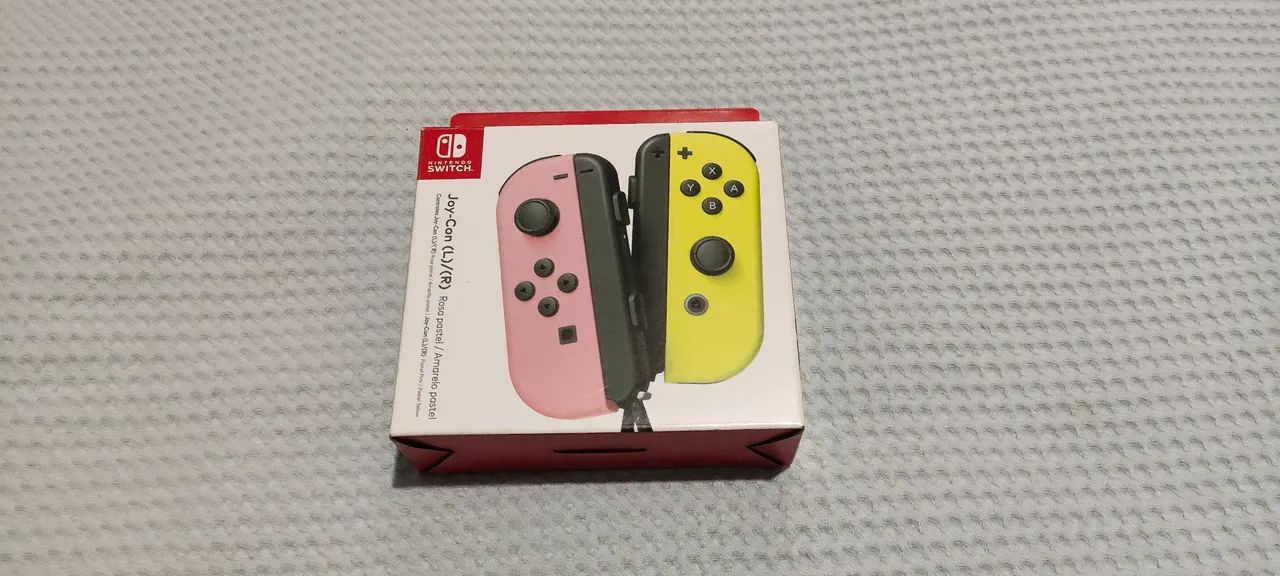 Joy con Nintendo switch na cor rosa e amarelo pastel 