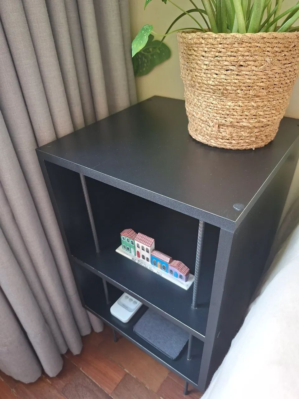 Mesinha de cabeceira com pés de ferro