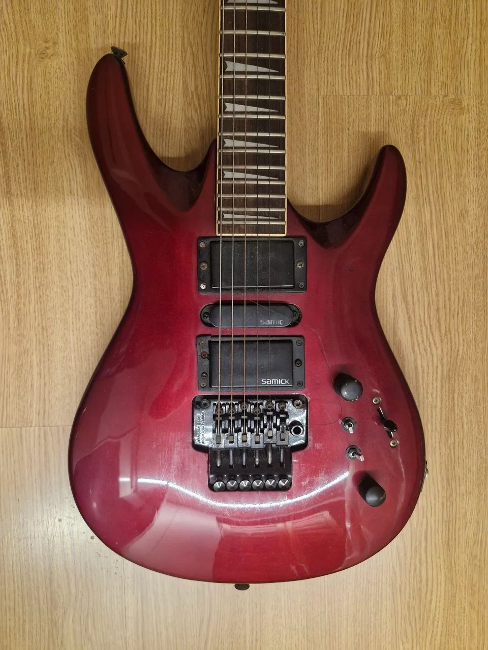 Guitarra usada Samick com avaria.