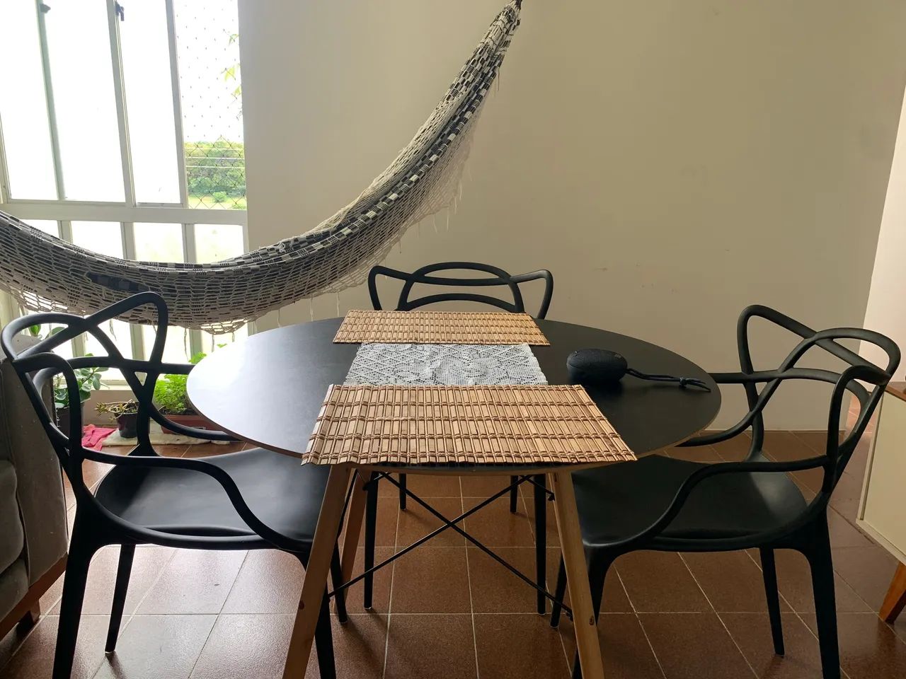 Mesa Eames + 4 cadeiras Allegra