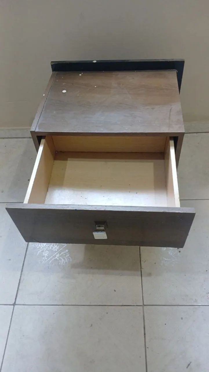 Criado Mudo / mesa de cabeceira de madeira com uma gaveta - Foto 2