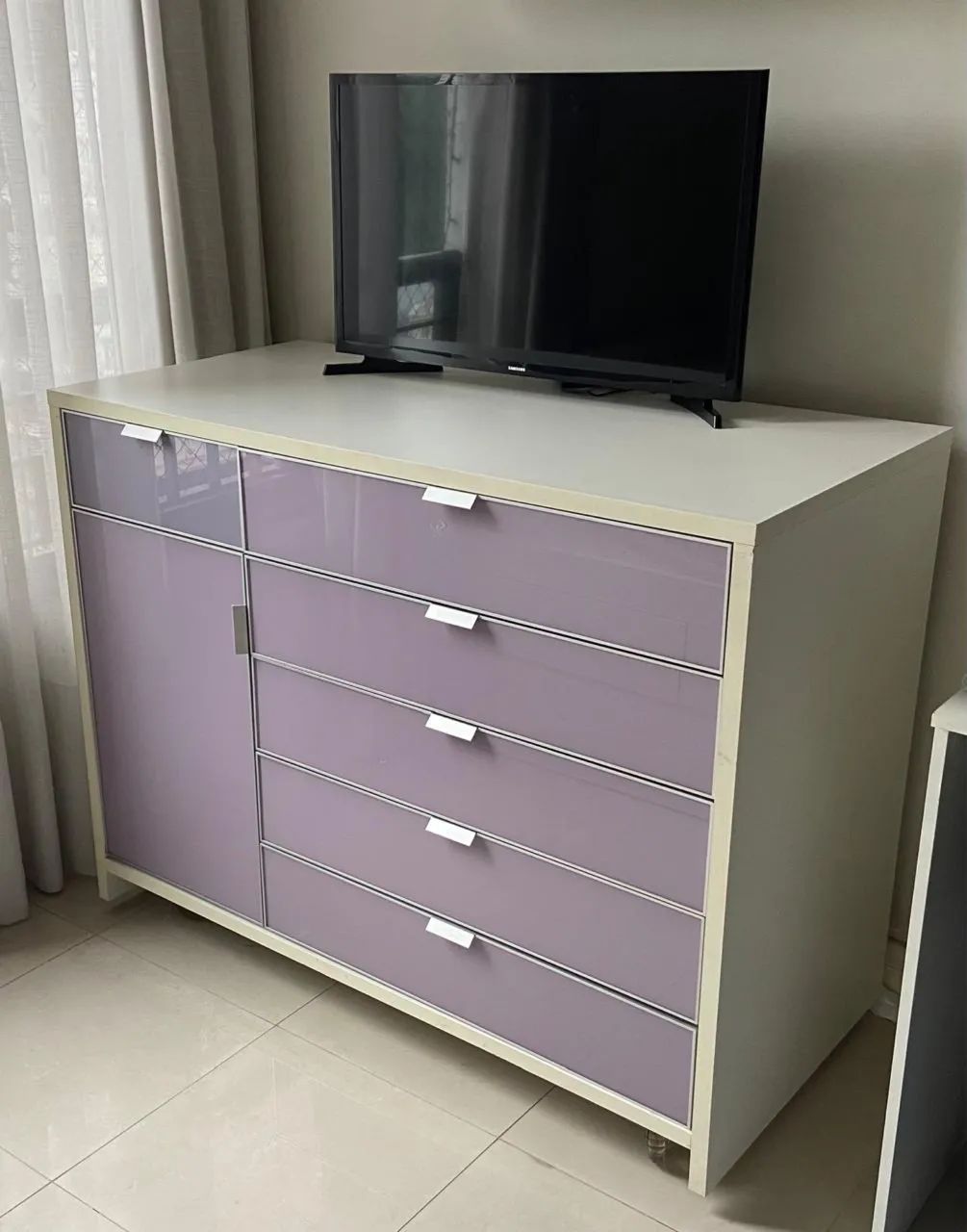 Cômoda branca com lilás 
