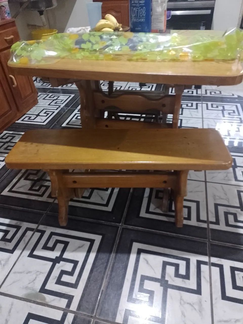 Mesa e banco de madeira 