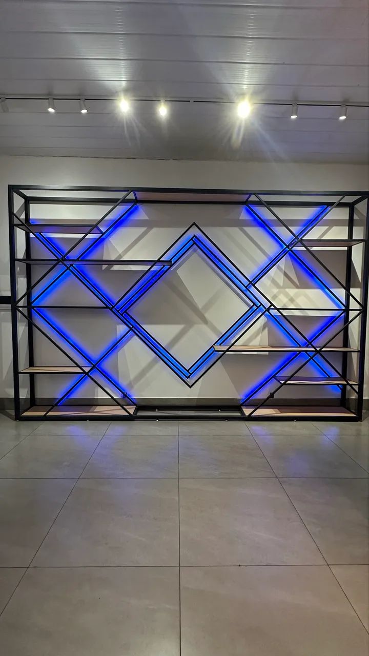 Estante com design geométrico 