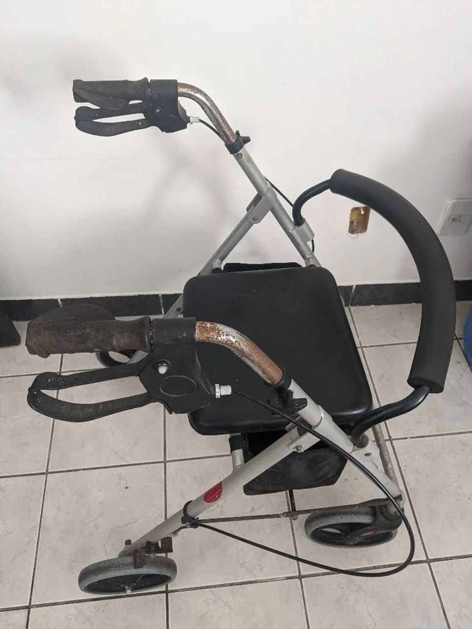 Andador 4 rodas com banco e bolsa - Foto 3