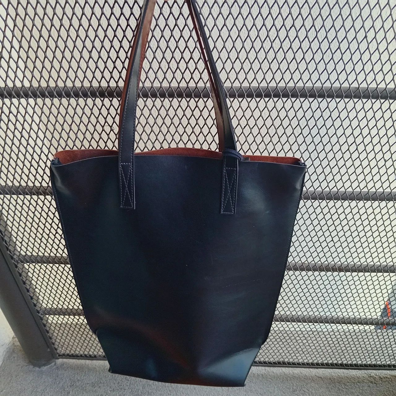 Bolsa Paula Ferber, marrom e preta
