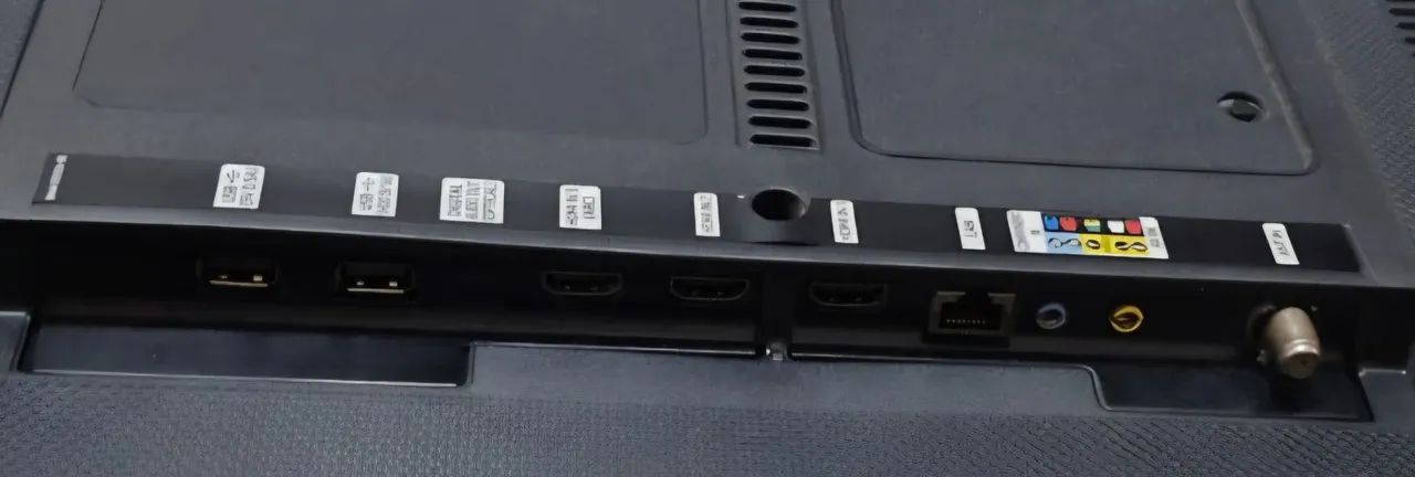 TV Samsung 4K 43 Polegadas - Faixa do lado esquerdo da tela, como se estivesse trincada. - Foto 4