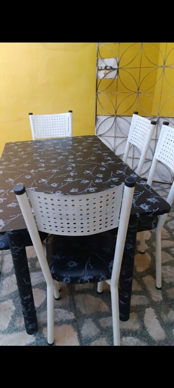 Mesa envelopada com 6cadeiras de ferro sem ferrugem conservada  - Foto 4