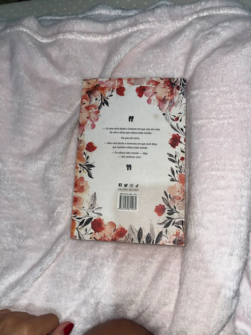 Vendo livro Em Busca De Cinderela Em Busca Da Perfeição de Colleen Hoover - Foto 3