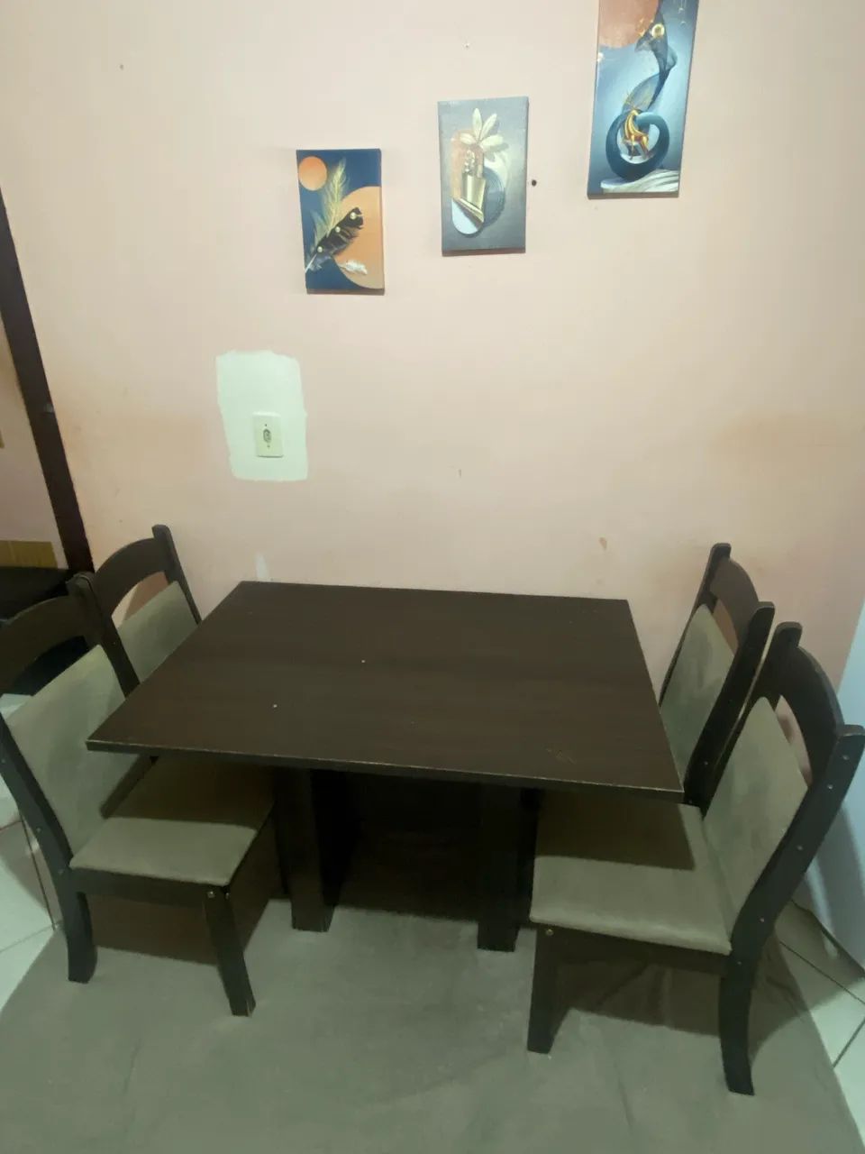 MESA DE JANTAR COM 4 CADEIRAS. - Foto 2