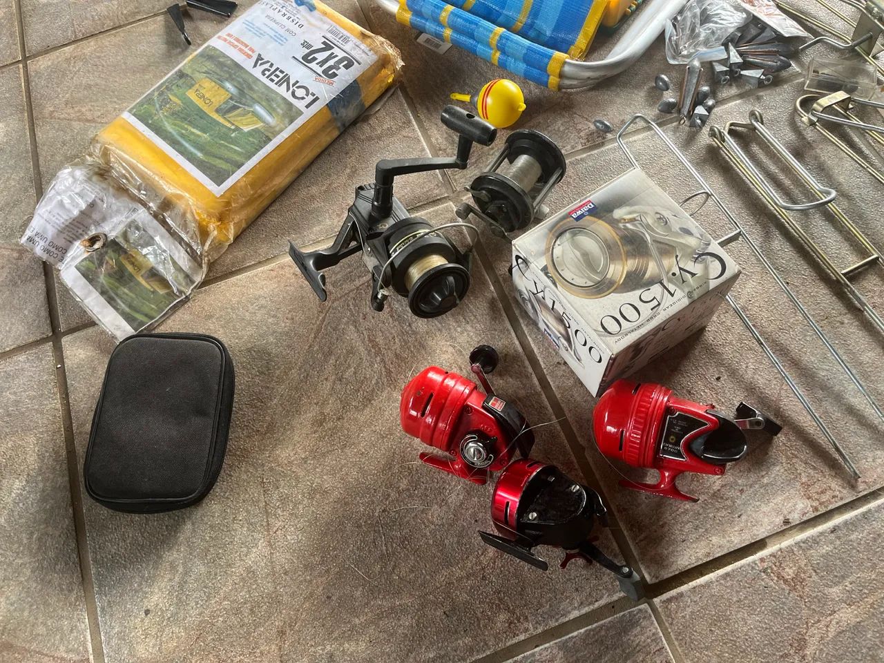 Equipamentos de pesca molinetes varas suporte linha  - Foto 2