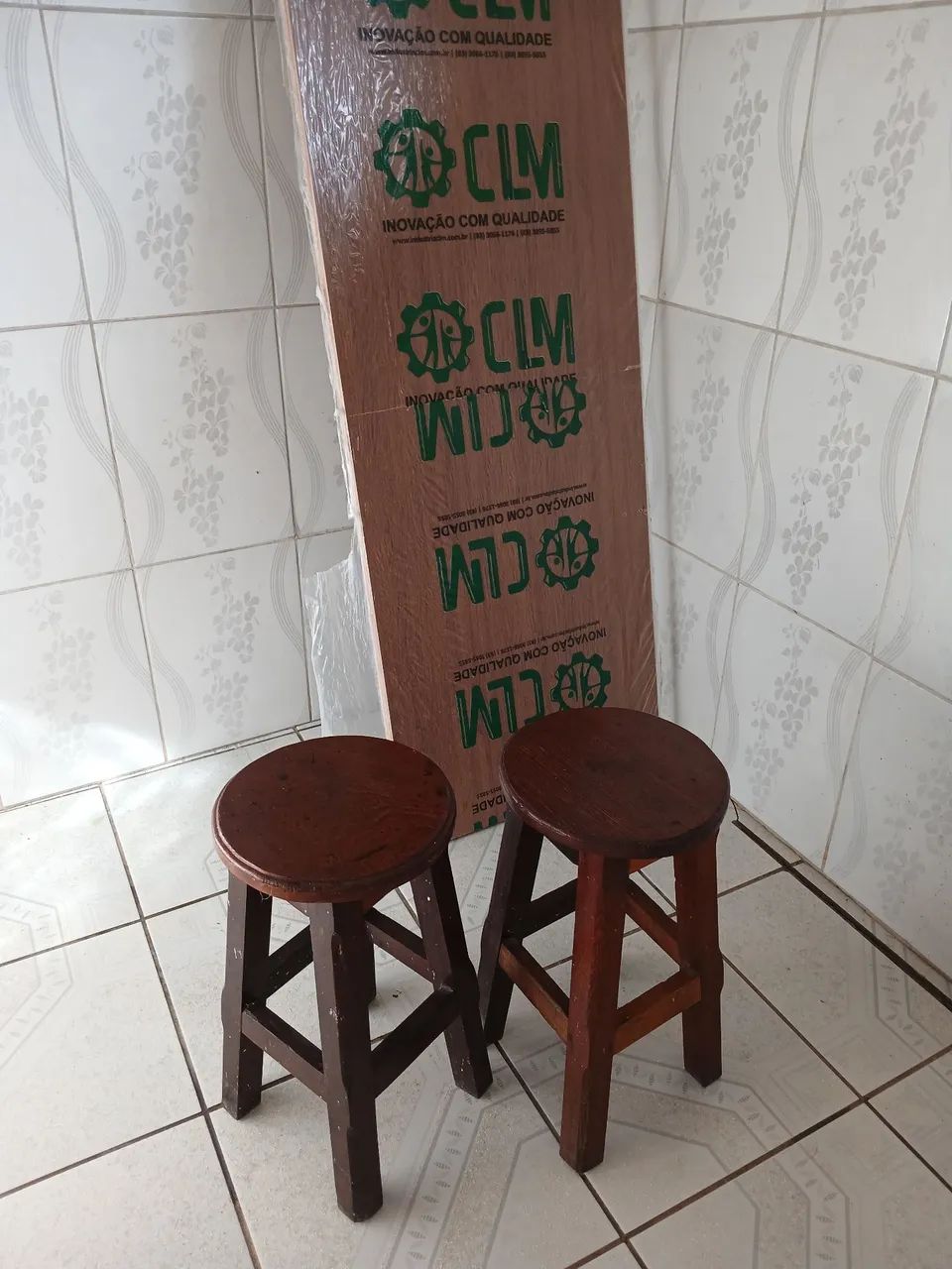 Vendo uma porta e 2 bancos de madeira  - Foto 2