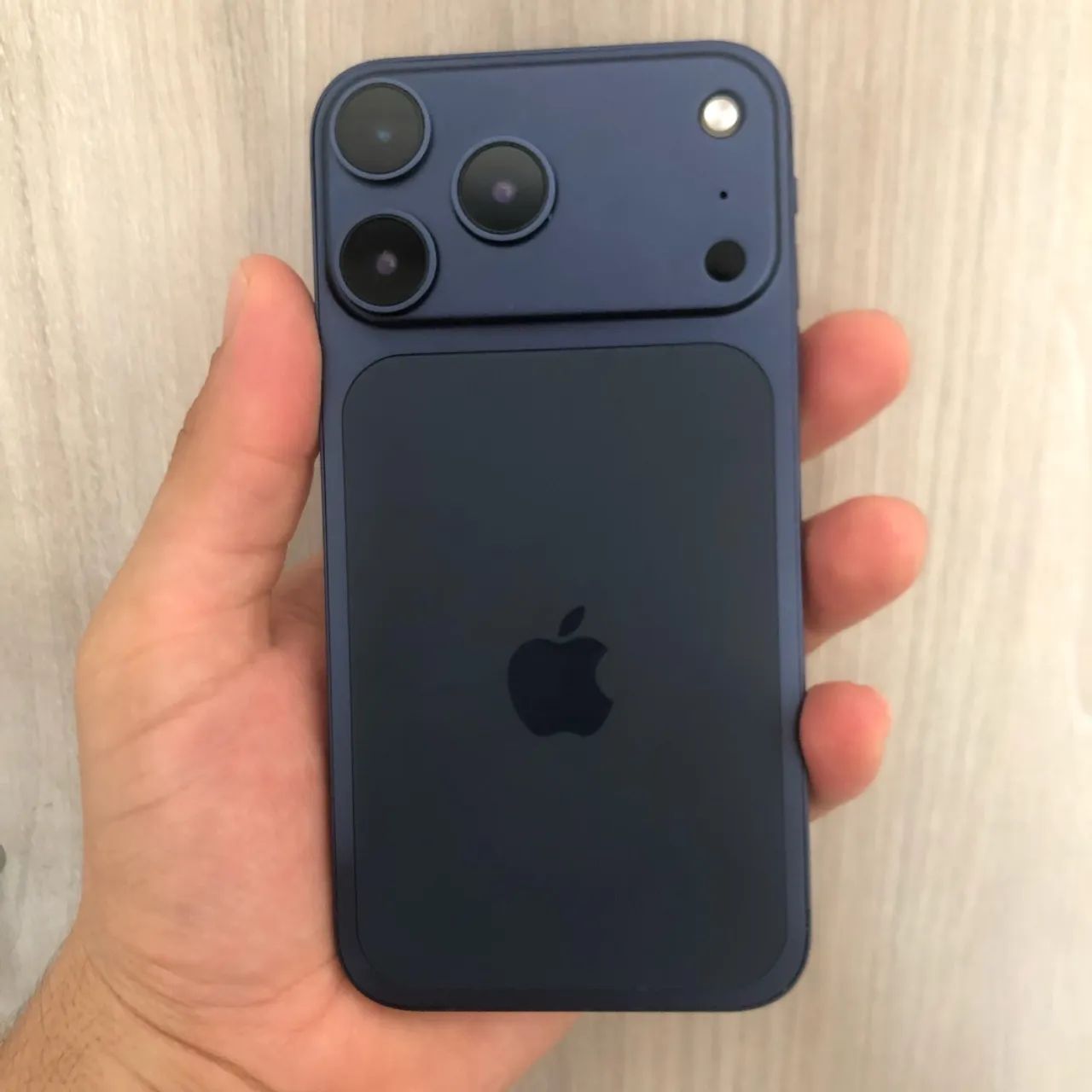 iPhone XR NA CARCAÇA DO 17 PRO MAX 