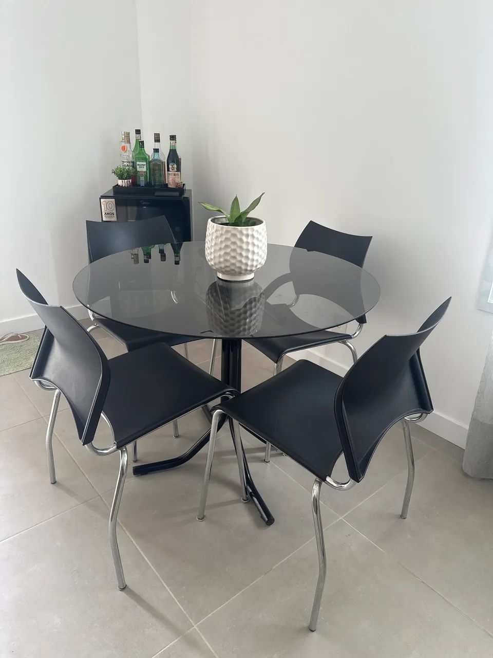 Mesa de vidro com 4 cadeiras  - Foto 2