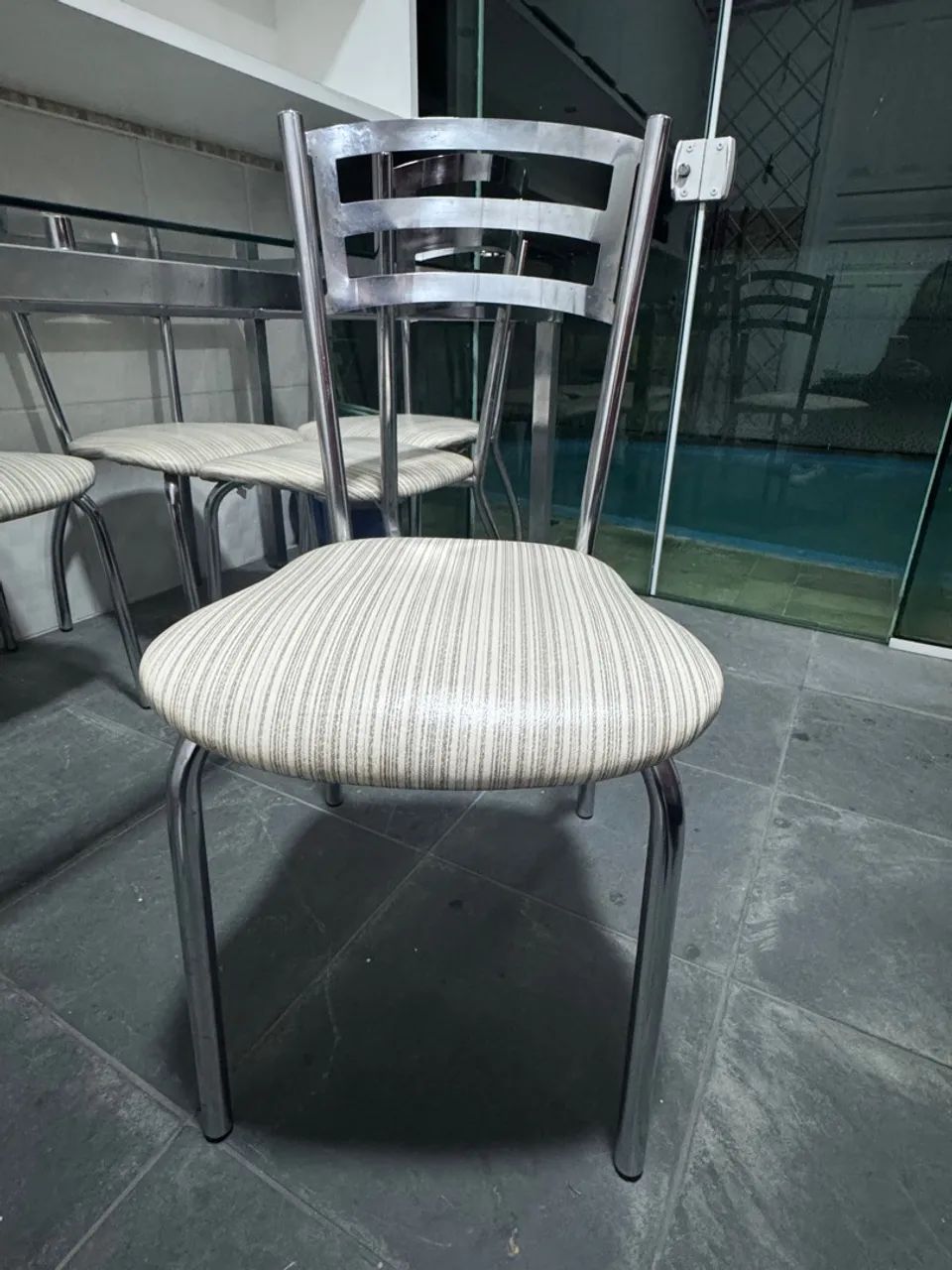 Vendo Mesa em Metal com Vidro Transparente + 6 cadeiras  - Foto 3