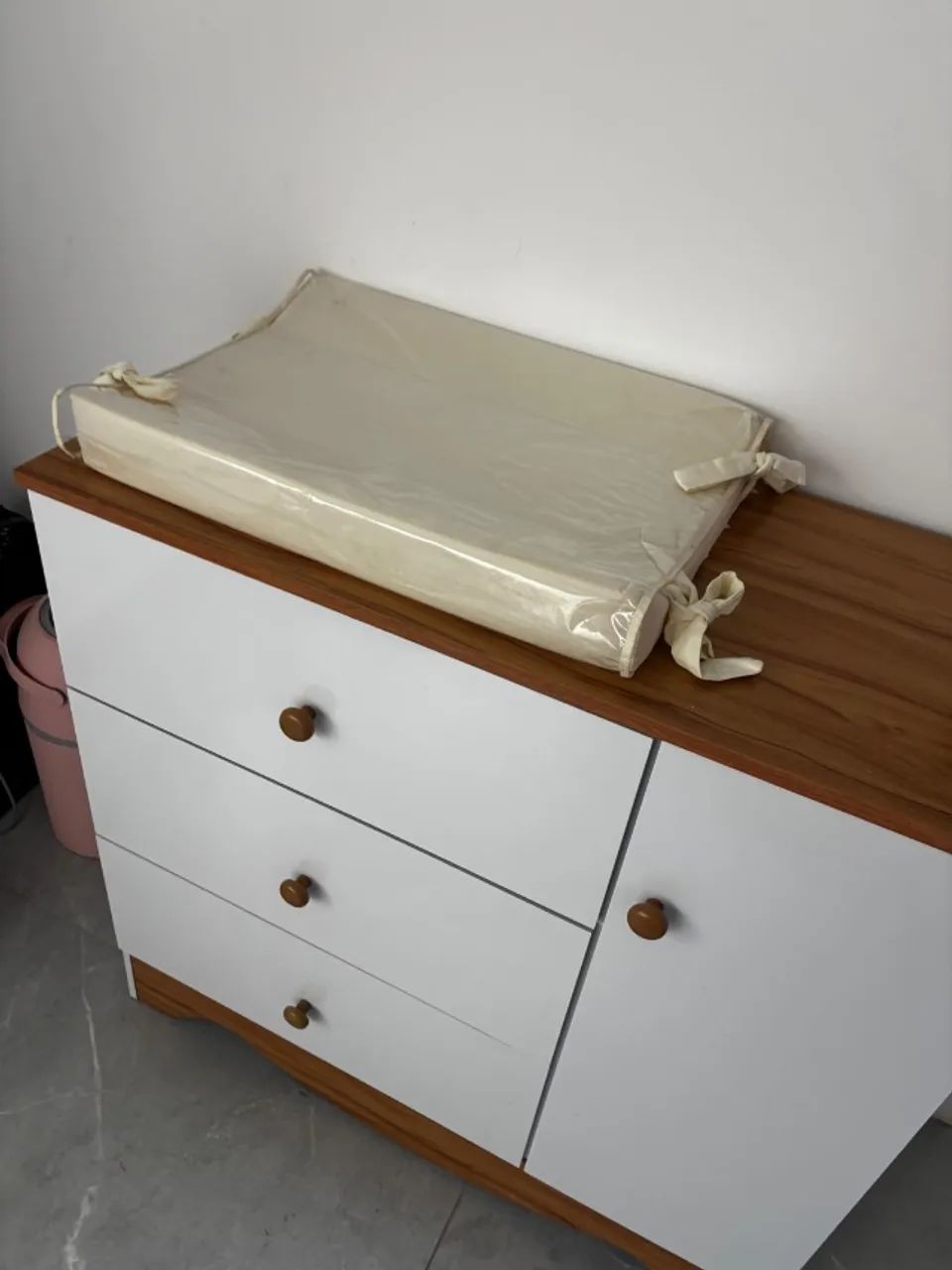 Berço com colchão e cômoda com trocador 