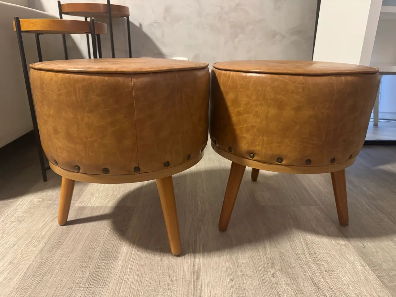 Puff em couro da TOK & STOK.  R$300,00  cada  - Foto 4