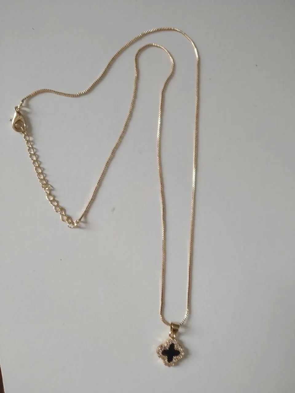 Colar dourado com trevo preto novo  - Foto 2