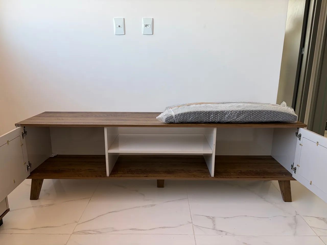 CONJUNTO DE RACK + BUFFET ARTELY - CARVALHO E OFF WHITE - Foto 4