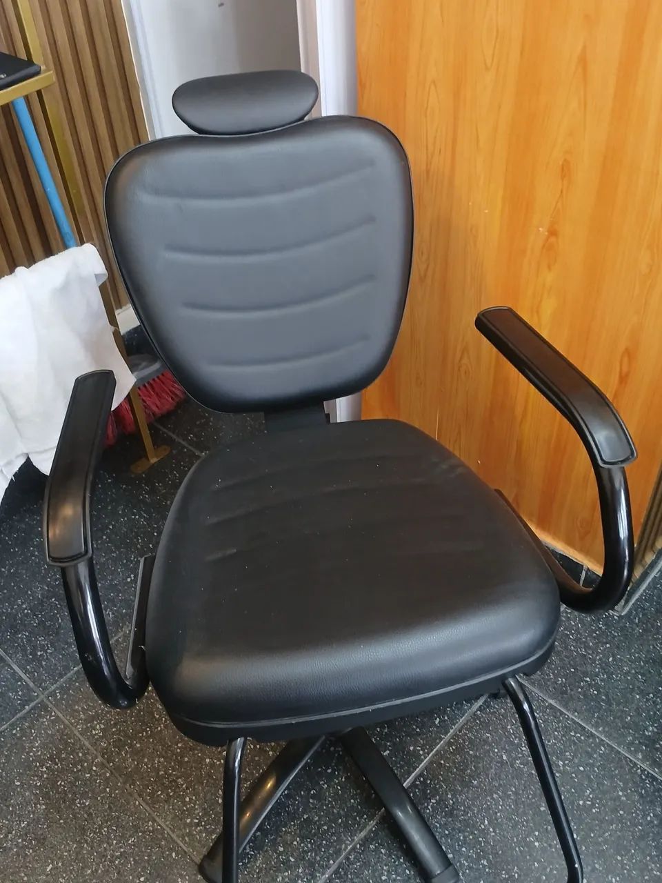 Cadeira de salão reclinavel  dompel. Apenas 2 mês de uso *64 - Foto 2