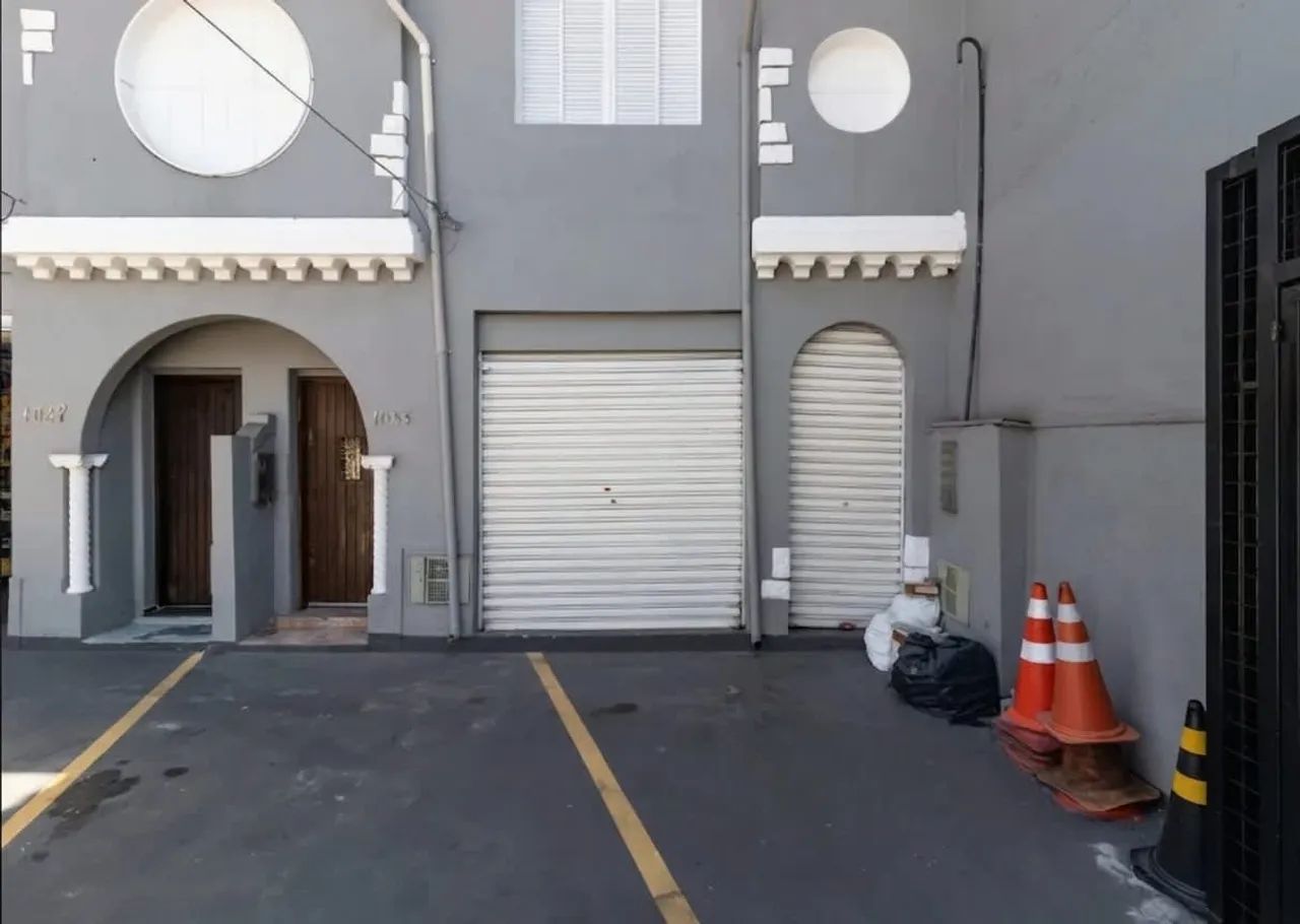 Prédio comercial na Rua Voluntários da Pátria, 1059  250 m²