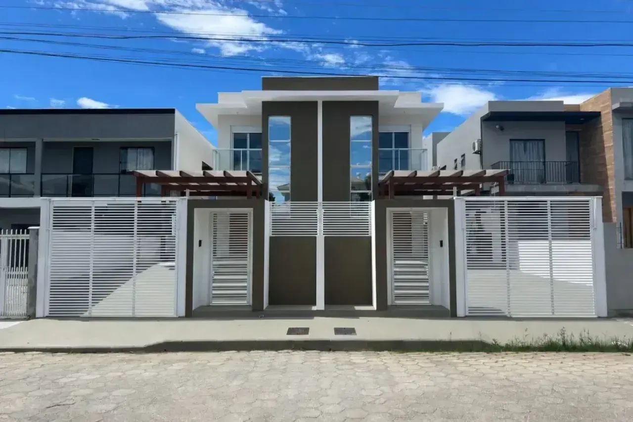 Casa nova com 3 dormitórios e espaço gourmet no Carianos | Florianópolis