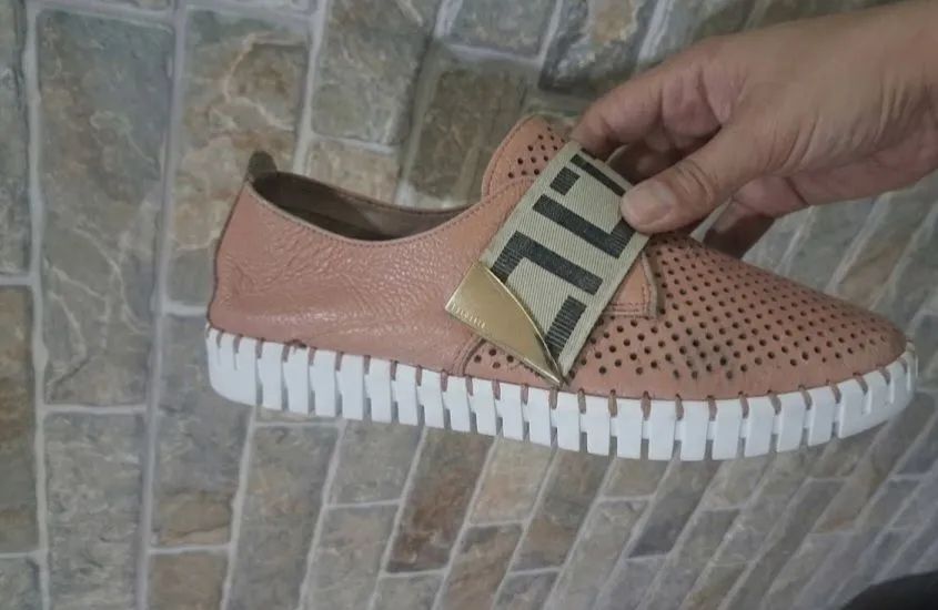 Slip on em couro luz da lua  - Foto 2