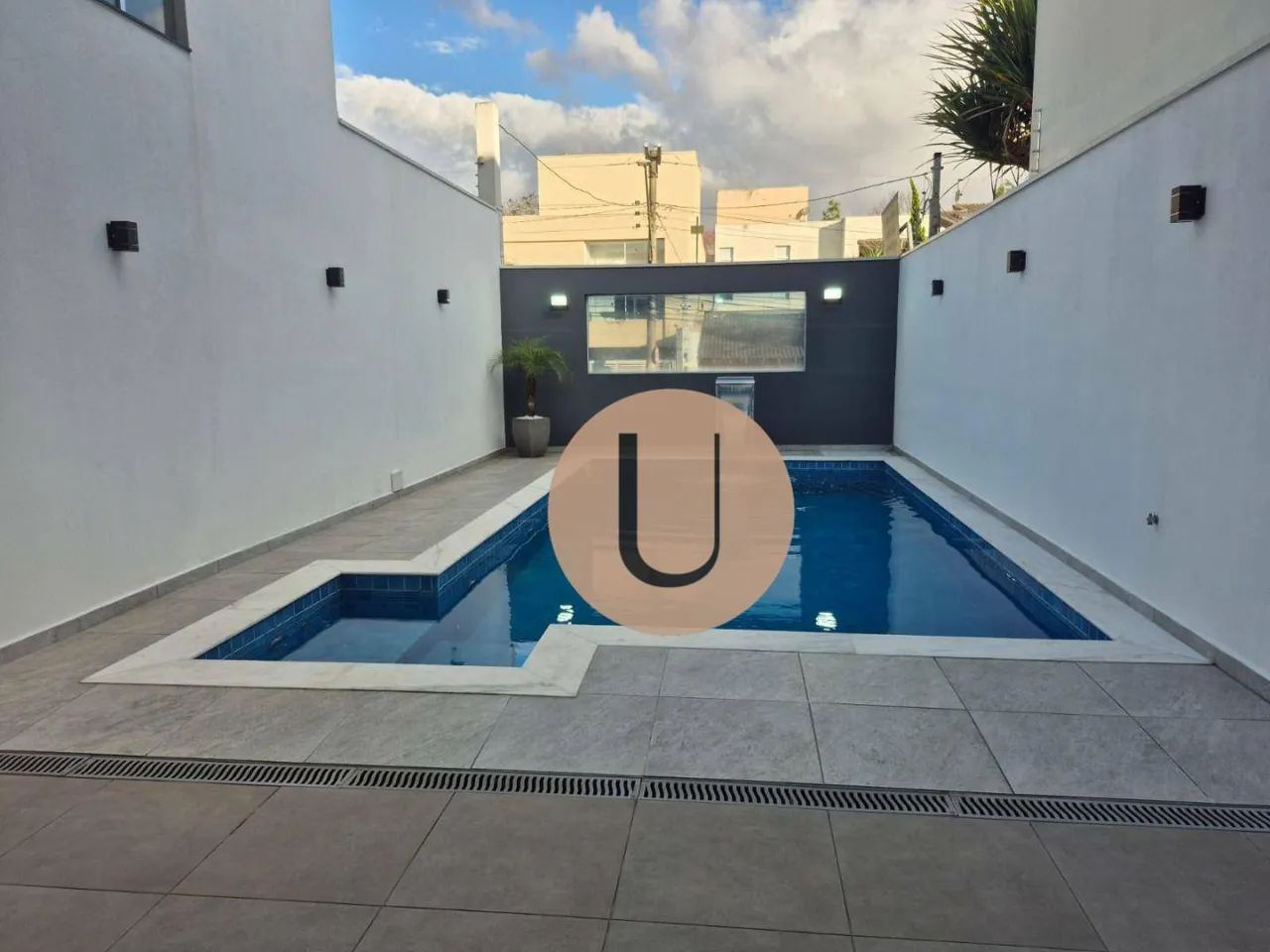Oportunidade Única! Casa Mobiliada com Piscina e 3 Suítes em Bairro Nobre - Foto 3