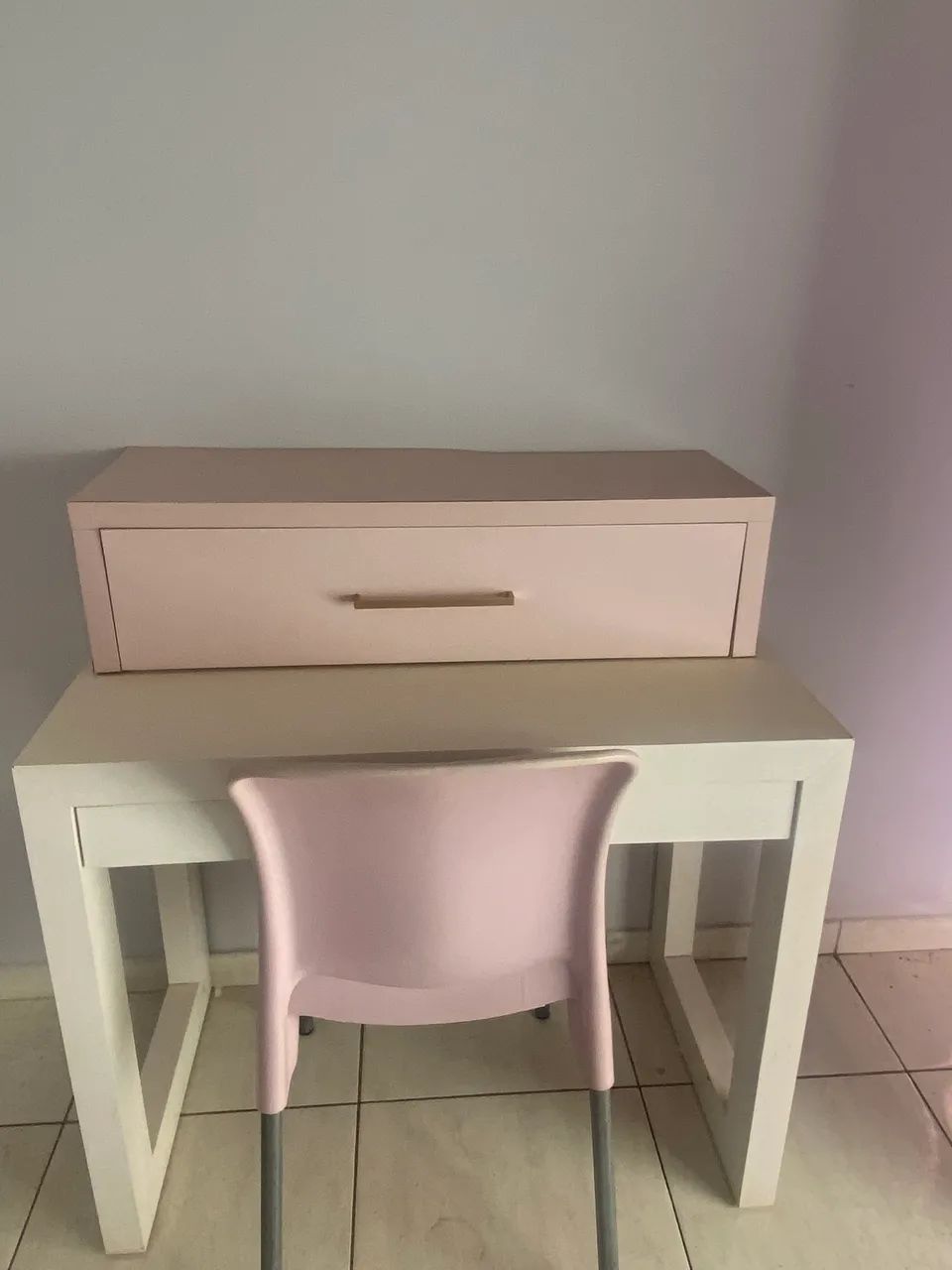 Escrivaninha + gaveteiro + cadeira rosa