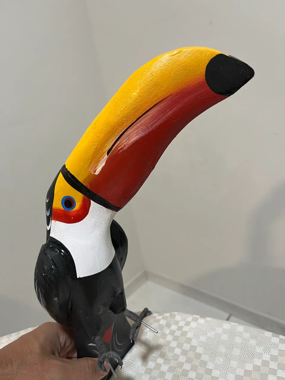 Tucano de madeira com pintura à mão  - Foto 3