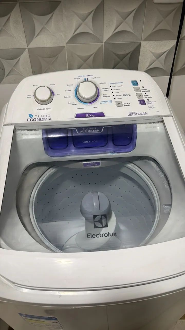 Máquina de lavar pouco usada