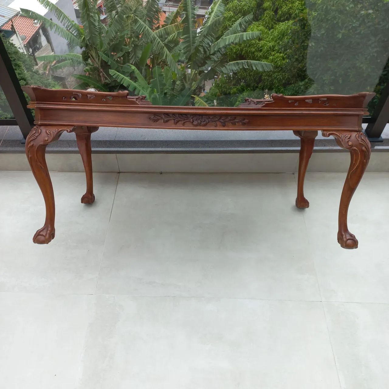 Mesinha de centro antiga renascença pata de leão 
