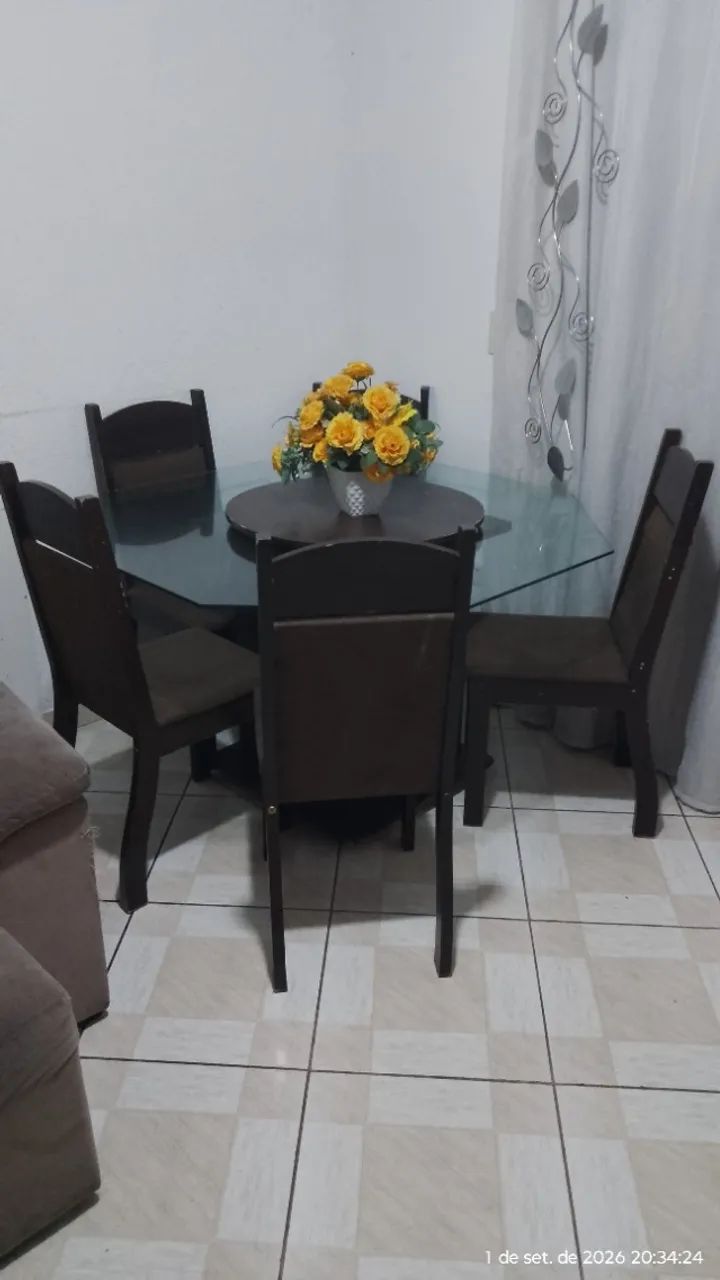 Mesa de jantar seis lugares com 5 cadeiras
