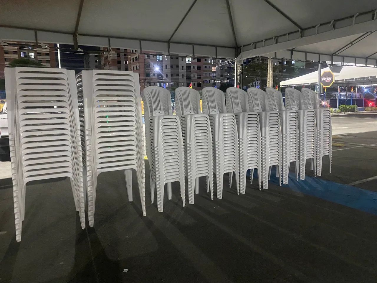 Mesas, cadeiras, toalhas , caixa térmica e etc  - Foto 3