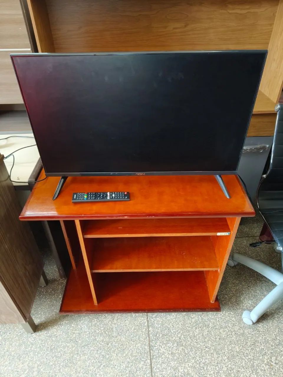 Tv SMART 32 polegadas com a rack