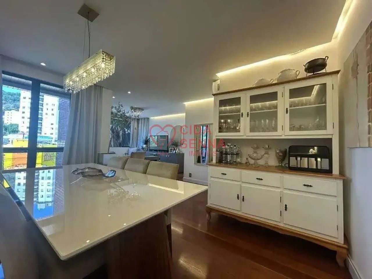 IMPECAVÉL - 2 SACADAS - 2 SUITES - SEMI MOBILIADO - 2 VAGAS LIVRES