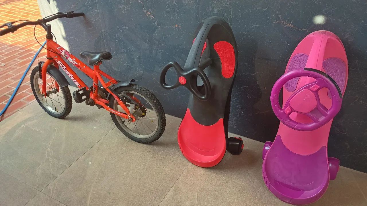 1 Bicicleta aro 16  e  2 carrinhos rolimã 